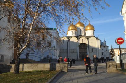 Московский Кремль. На снимке: Успенский собор