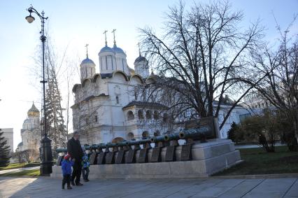 Московский Кремль. На снимке: старинные орудия у стен Арсенала.