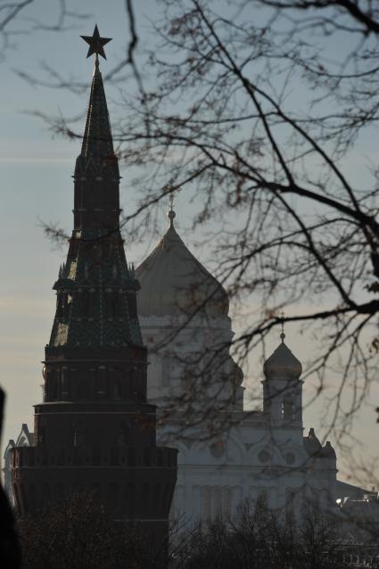 Московский Кремль. На снимке: Храм Христа Спасителя (справа).