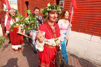 День русского языка. На снимке: люди в образе древних русичей шествуют к саду Эрмитаж.