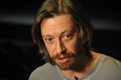 Спектакль `Безумная из Шайо` вернулся на сцену `Мастерской Петра Фоменко`. На снимке: режиссер новой версии Кирилл Пирогов.