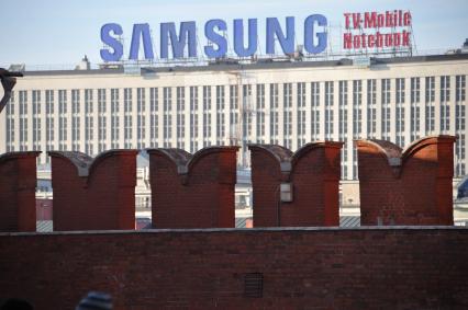 Рекламная вывеска Samsung на крыши Российской государственной библиотеки