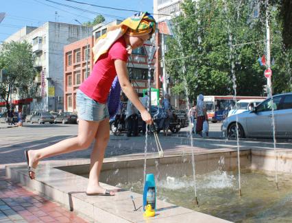 Девушка пришла мыться к городскому фонтану во время отключения горячей воды.