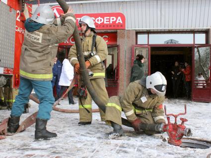 Пожарные подключают пожарный гидрант.