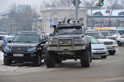 Джип Toyota и автомобиль Lexus.