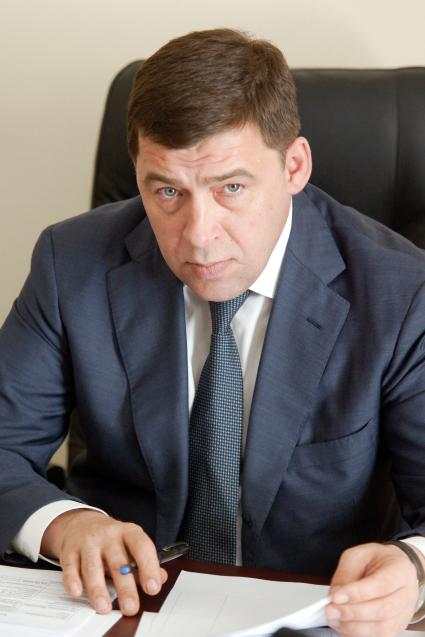 Губернатор Свердловской области Евгений Куйвашев в рабочем кабинете.