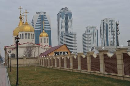 Грозный. На снимке: православный храм. Комплекс `Грозный-Сити` Башня `Олимп` (с часами).