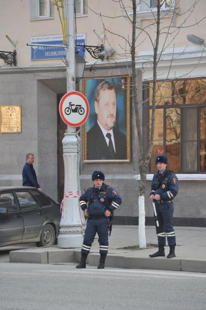 Грозный. На снимке: сотрудники ДПС.