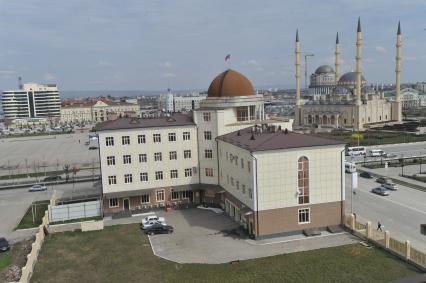 Грозный. На снимке: здание центрального суда Чеченской Республики (слева) и  центральная мечеть `Сердце Чечни`имени Ахмата-хаджи Кадырова.