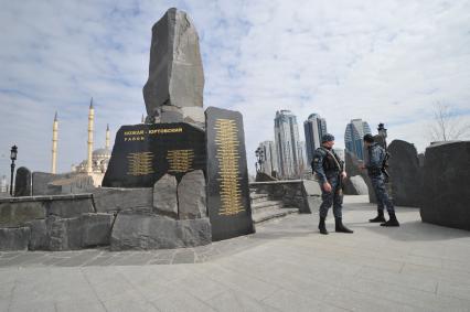 Грозный. На снимке: мемориал памяти погибших в борьбе с международным терроризмом на площади Ахмата Кадырова. На втором плане слева - центральная мечеть `Сердце Чечни`имени Ахмата-хаджи Кадырова и справа комплекс `Грозный-Сити`.