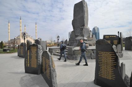 Грозный. На снимке: мемориал памяти погибших в борьбе с международным терроризмом на площади Ахмата Кадырова. На втором плане слева - центральная мечеть `Сердце Чечни`имени Ахмата-хаджи Кадырова.