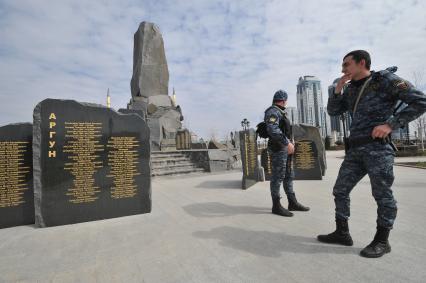 Грозный. На снимке: мемориал памяти погибших в борьбе с международным терроризмом на площади Ахмата Кадырова. На втором плане комплекс `Грозный-Сити`.