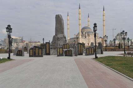 Грозный. На снимке: мемориал памяти погибших в борьбе с международным терроризмом на площади Ахмата Кадырова. На втором плане- центральная мечеть `Сердце Чечни`имени Ахмата-хаджи Кадырова.