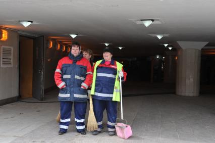Манежная площадь. На снимке: сотрудники коммунальной службы города.