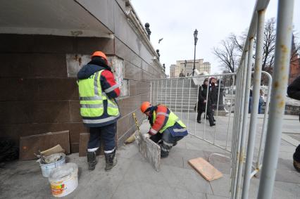 Манежная площадь. На снимке: сотрудники коммунальных служб города ремонтируют фасад здания ТЦ `Охотный Ряд`.