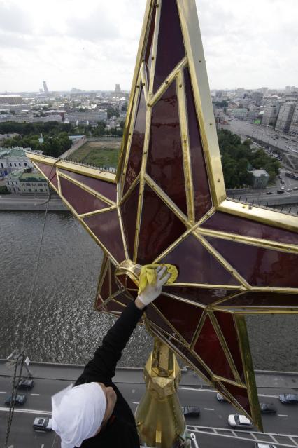 Московский Кремль. Реставрационные работы звезды на Водовзводной башне.