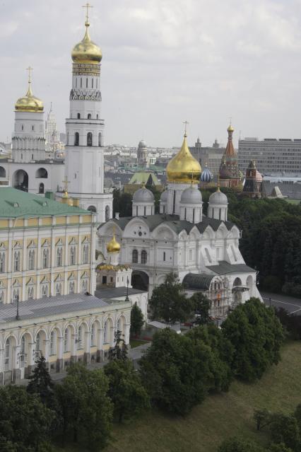 Московский Кремль. Большой Кремлевский дворец. Колокольня Ивана Великого. Архангельский собор.