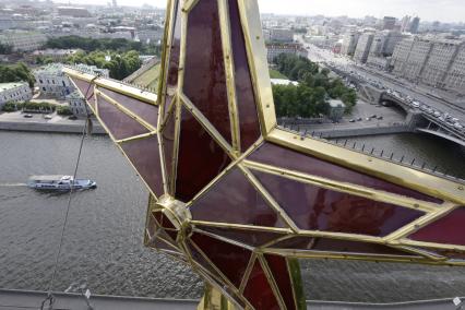 Московский Кремль. Реставрационные работы звезды на Водовзводной башне.