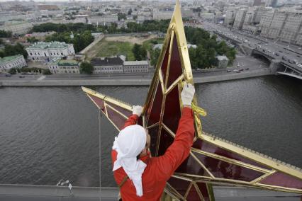 Московский Кремль. Реставрационные работы звезды на Водовзводной башне.