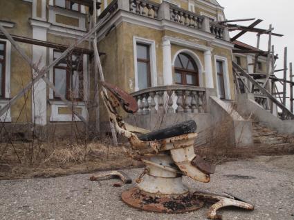 Усадьба в поселке Нагорное, где скончался великий русский полководец Барклай де Толли, принадлежащая бизнесмену Виктору Батурину арестована судебными приставами и выставлена на продажу за 1 млн.  907 тыс. рублей.