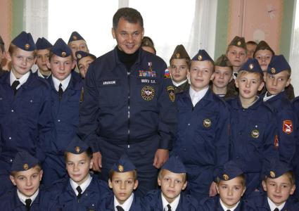 Глава МЧС России Сергей Шойгу и юные спасатели.