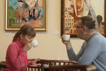 В Национальном художественном музее Беларуси работает первое в стране музейное кафе. Папа с дочкой пьют кофе и смотрят на картины.