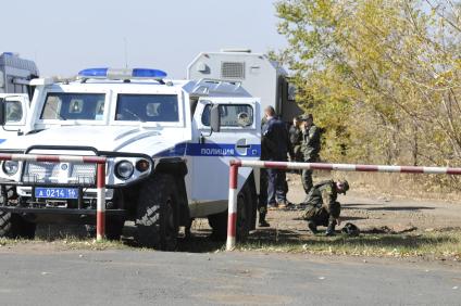 Оренбургская область. Донгузский испытательный военый полигон, где произошел взрыв боеприпасов. На снимке: полицейские машины у прилигающей к полигону территории.