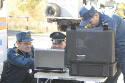 Оренбургская область. Донгузский испытательный военый полигон, где произошел взрыв боеприпасов. На снимке: штаб МЧС РФ у прилигающей к полигону территории..