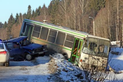 авария рейсового автобуса и нивы