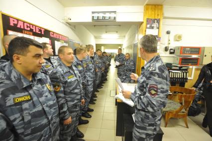 Корреспондент КП Александр Бойко (слева) в отряде московского ОМОНа.