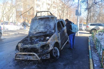 Ленинградское шоссе, д.9. На снимке: сгоревший автомобиль.