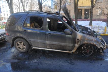 Ленинградское шоссе, д.9. На снимке: сгоревший автомобиль.