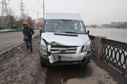 Нагатинская набережная. ДТП с участием автомобиля Saab  и микроавтобуса Ford Transit. Saab проехал на запрещающий сигнал светофора. В результате произошло столкновение с микроавтобусом, который в результате ДТП упал в реку. На снимке: микроавтобус Ford Transit, пострадавший в автоаварии.