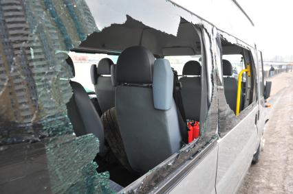 Нагатинская набережная. ДТП с участием автомобиля Saab и микроавтобуса Ford Transit. Saab проехал на запрещающий сигнал светофора. В результате произошло столкновение с микроавтобусом, который в результате ДТП упал в реку. На снимке: микроавтобус Ford Transit, пострадавший в автоаварии.