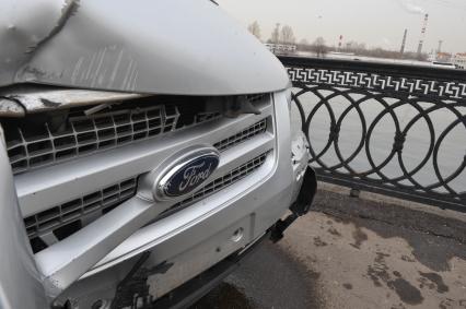 Нагатинская набережная. ДТП с участием автомобиля Saab и микроавтобуса Ford Transit. Saab проехал на запрещающий сигнал светофора. В результате произошло столкновение с микроавтобусом, который в результате ДТП упал в реку. На снимке: микроавтобус Ford Transit, пострадавший в автоаварии.
