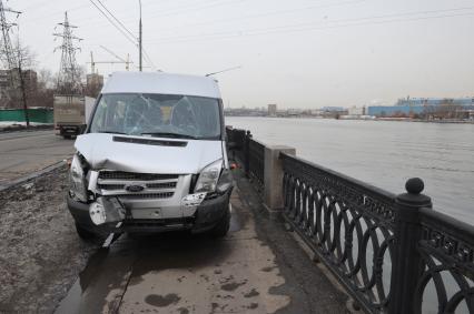 Нагатинская набережная. ДТП с участием автомобиля Saab  и микроавтобуса Ford Transit. Saab проехал на запрещающий сигнал светофора. В результате произошло столкновение с микроавтобусом, который в результате ДТП упал в реку. На снимке: микроавтобус Ford Transit, пострадавший в автоаварии.