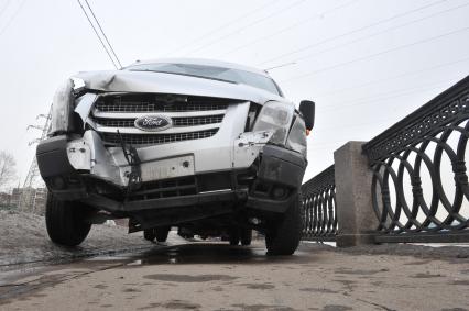 Нагатинская набережная. ДТП с участием автомобиля Saab  и микроавтобуса Ford Transit. Saab проехал на запрещающий сигнал светофора. В результате произошло столкновение с микроавтобусом, который в результате ДТП упал в реку. На снимке: микроавтобус Ford Transit, пострадавший в автоаварии.