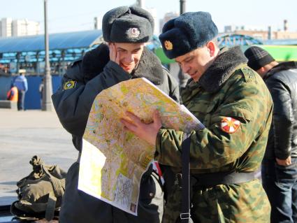 Двое военнослужащих изучают карту Москвы.