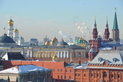 Купола и башни Кремля.