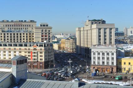 Вид на здания торговой галереи `Москва` (слева) и Госдумы.