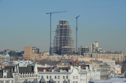 Строительство высотного здания в центре Москвы.