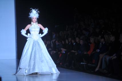 Российская Неделя моды `Mercedes-Benz Fashion Week Russia`. Показ коллекции Вячеслава Зайцева `Ностальгия - 2` . На снимке: свадебное платье, созданное совместно с конструктором-стилистом Дома моды Татьяной Бораевой.