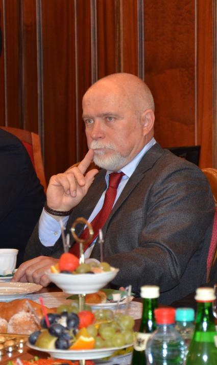 МВД РФ. Награждение в четверг лучшего участкового страны, выбранного по итогам всероссийского конкурса `Народный участковый`. На снимке: заместитель главного редактора ИД `Комсомольская правда`Леонид Захаров