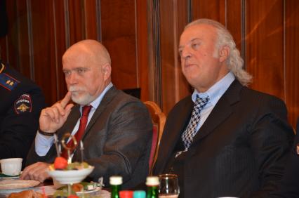МВД РФ. Награждение в четверг лучшего участкового страны, выбранного по итогам всероссийского конкурса `Народный участковый`. На снимке: заместитель главного редактора ИД `Комсомольская правда`Леонид Захаров и поэт Илья Резник (справа)