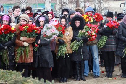 Похороны актера и режиссера Валерия Золотухина. На снимке:  люди с цветами пришли на похороны.