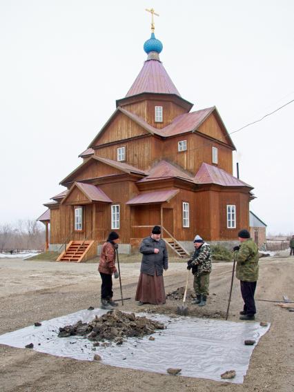 У храма Покрова пресвятой Богородицы в селе Быстрый Исток алтайского края, рабочие копают могилу в которой будет похоронен актер и режиссер Валерий Золотухин.