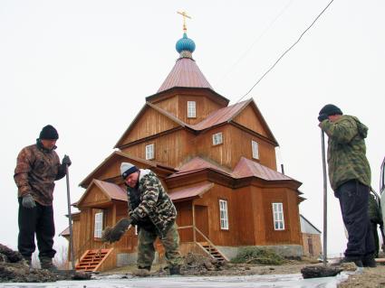 У храма Покрова пресвятой Богородицы в селе Быстрый Исток алтайского края, рабочие копают могилу в которой будет похоронен актер и режиссер Валерий Золотухин.