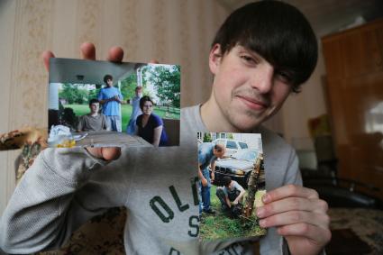 Александр Абносов (Salotti Joshua Alexander), усыновленный в США, рассматривает семейные фотографии в бабушкиной квартире в Чебоксарах.