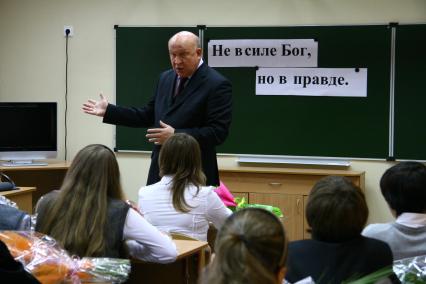 Губернатор Нижегородской области Валерий Шанцев в нижегородской школе. Надпись на доске `Не в силе Бог, но в правде`.