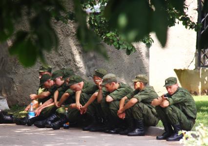 Солдаты срочники на перекуре.